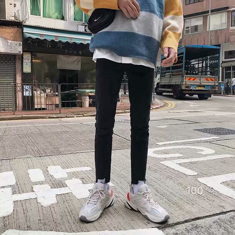 牛仔裤更新 白色的休闲外套很运动风,搭配上这么时尚的蓝色牛仔裤居然