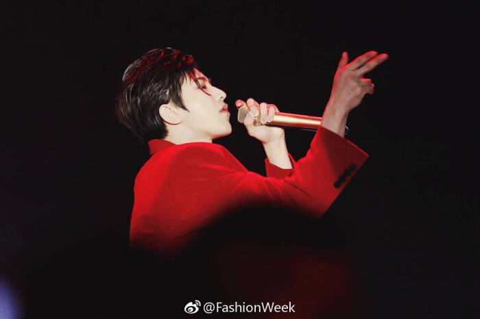 蔡徐坤芭莎慈善夜开场表演,一身红色西装站在舞台上耀眼十足.