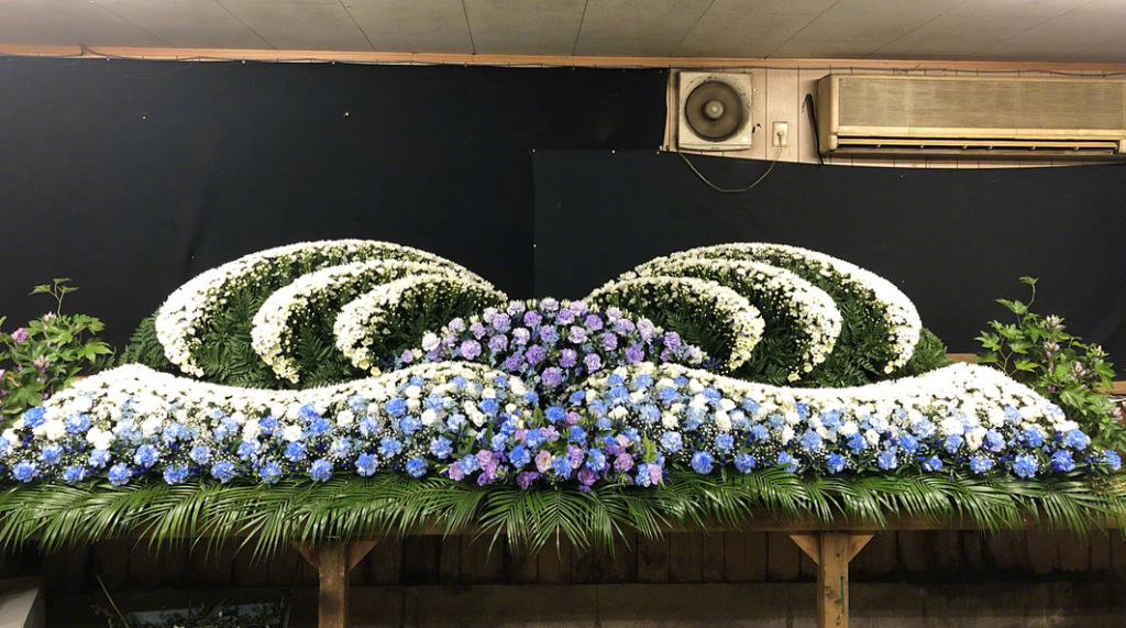 生花祭坛(seikasaidan):日本葬礼插花的艺术 图自树木希林(kirin kiki