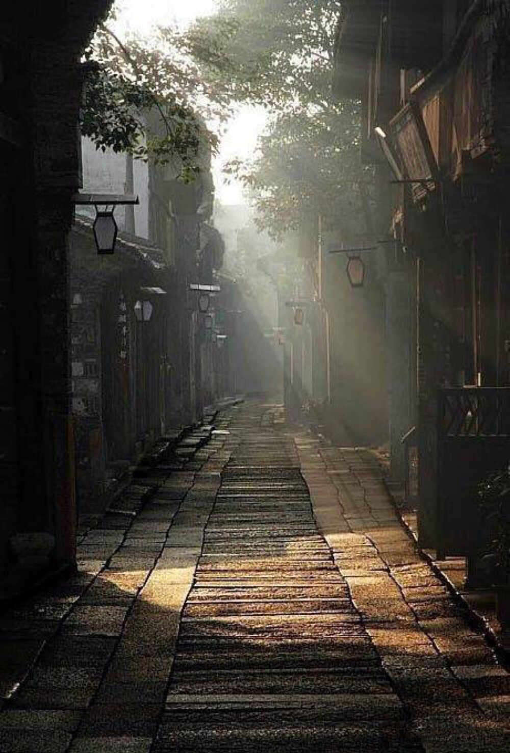 "青瓦长忆旧时雨,朱伞深巷无故人."