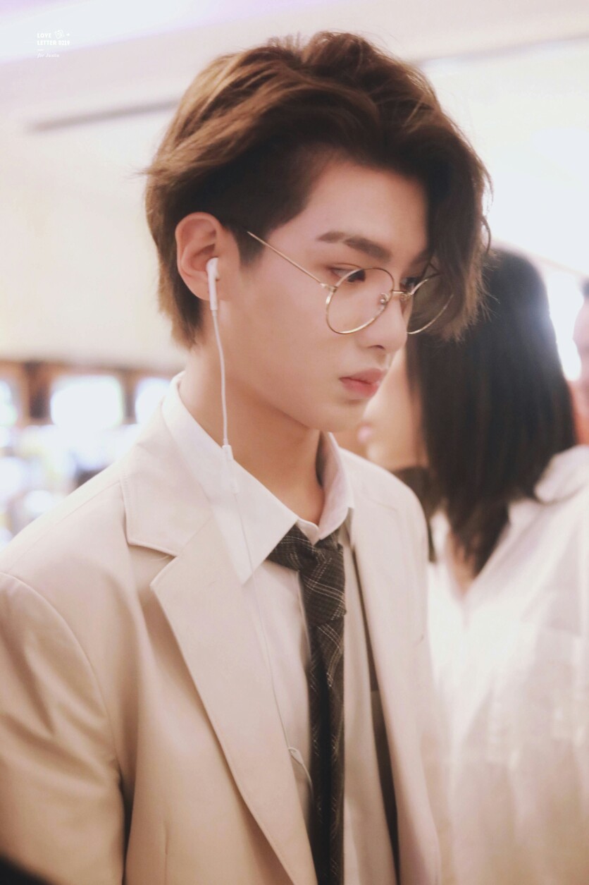 justin黄明昊 卖萌图片