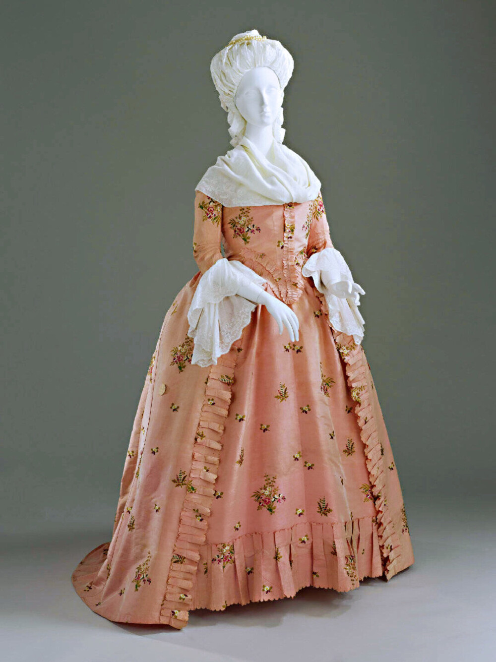 这种田园风的裙子很得玛丽·安托瓦内特喜爱,并被大力推广