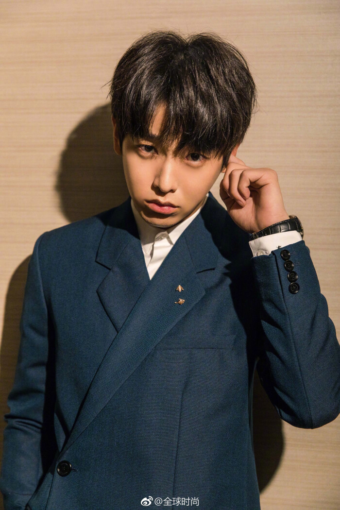 时尚明星彭昱畅 昨日出席第55届金马奖,身着dior2019夏季系列蓝色西装