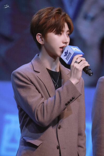 181124ninepercent广州新专辑分享会你站在那里沐浴着灯光,漫天飞舞的