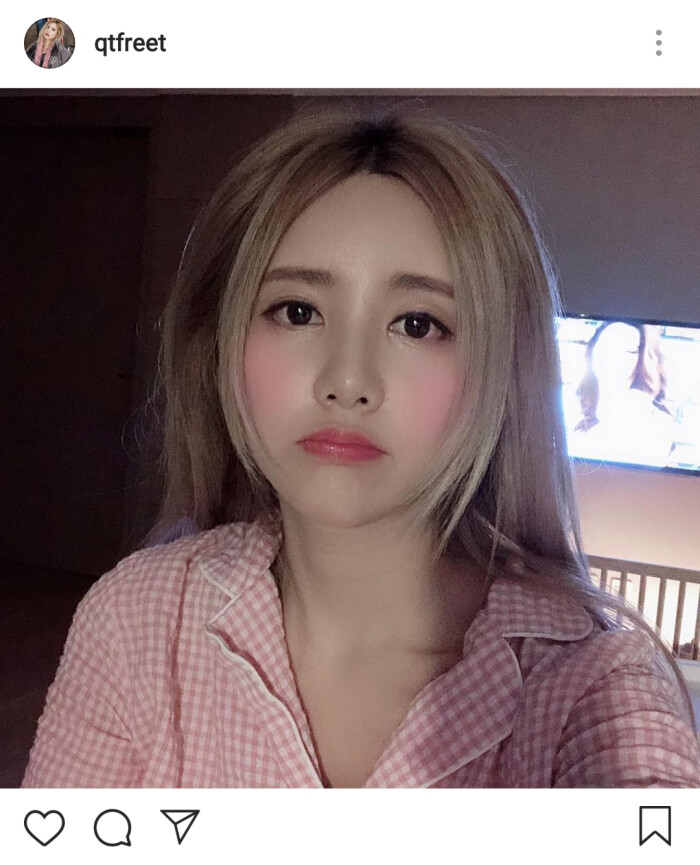 李居丽 