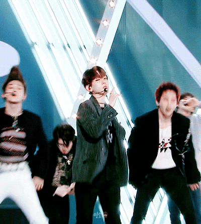 边伯贤 loveshot现场