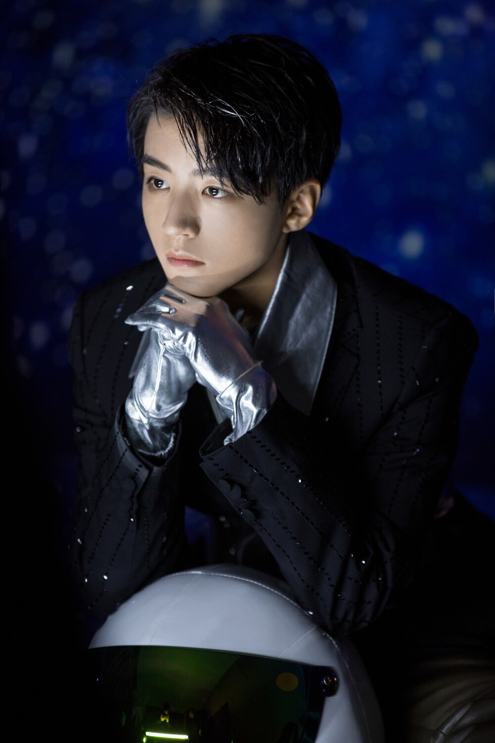 王俊凯×《时装lofficiel 》2019开年刊拍摄花絮图