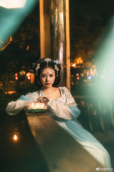 众里寻他千百度蓦然回首那人却在灯火阑珊处