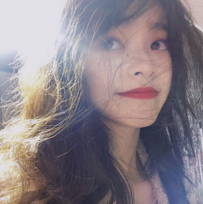 半趴着女头像