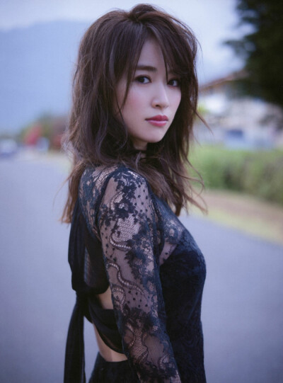 日本女明星泉里香饰演假面骑士铠武葛叶纮汰的姐姐葛叶晶