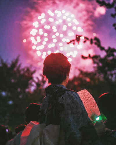 要和喜欢的人一起去看烟火,看一个小小的亮点缓缓升空,绽放,燃烧,看