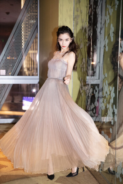 angelababy 出席浙江卫视领跑2019演唱会