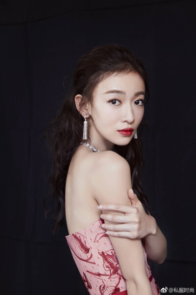 吴谨言身穿marchesa notte长裙出席东方卫视跨年盛典,精致优雅,如梦如