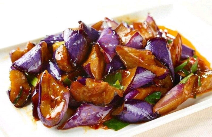 红烧茄子主料:圆茄子1个,青红椒椒各1个辅料:葱姜蒜,酱油,番茄酱,淀粉
