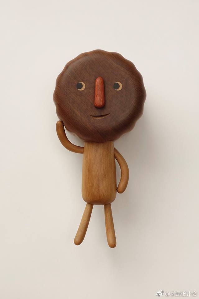 这些木头小玩偶由台湾艺术家阎瑞麟(yen jui-lin)创作,他的木雕作品有