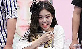 gif】blackpink是yg entertainment于2016年8月8日推出的女子演唱组合