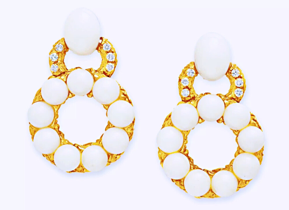 尚美巴黎(chaumet)出品的黄金镶嵌白珊瑚钻石耳环,2014年佳士得以10