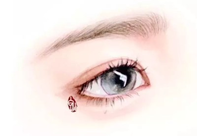 桃花眼眼长,眼尾略弯.