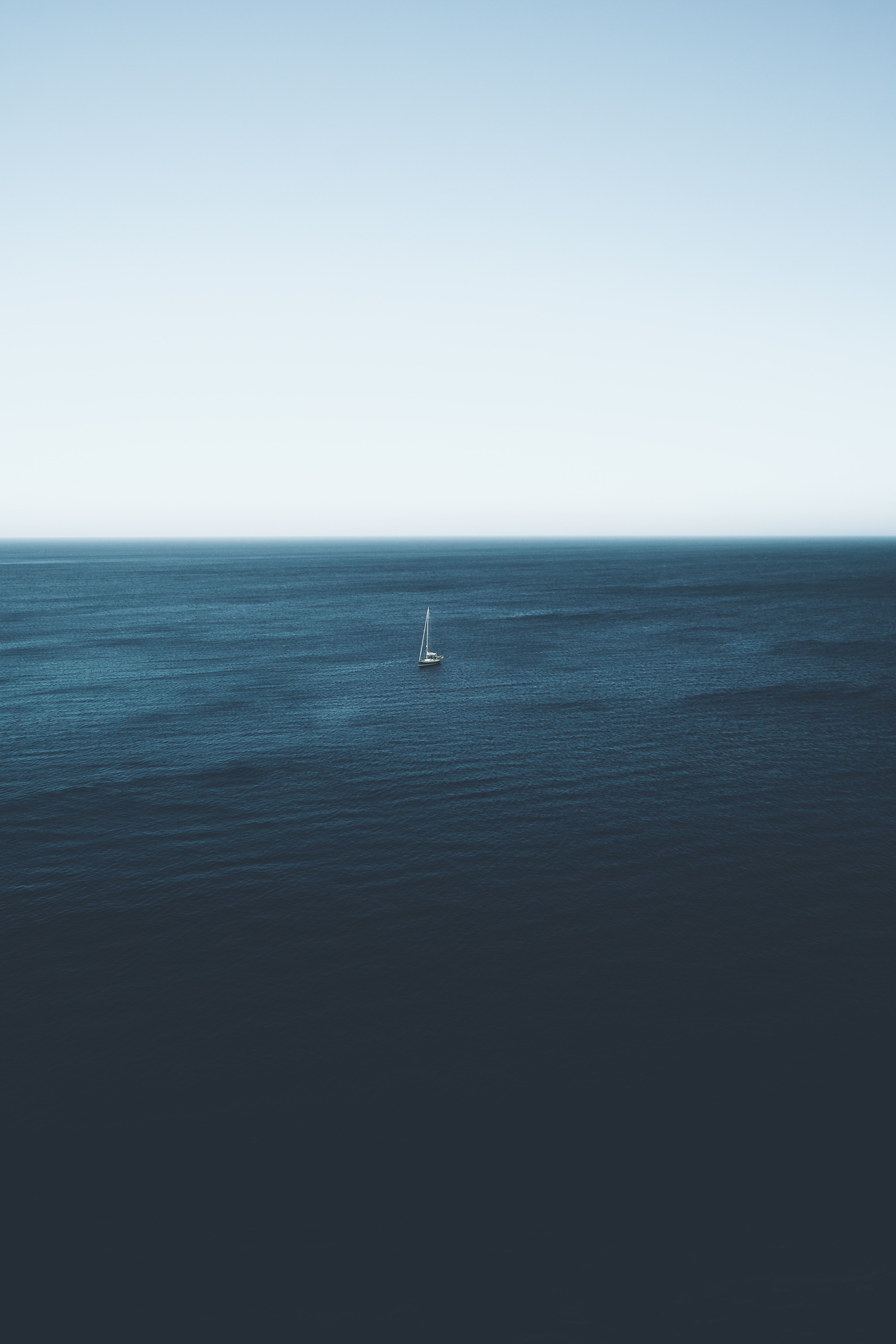 大海里的一叶孤舟图片图片