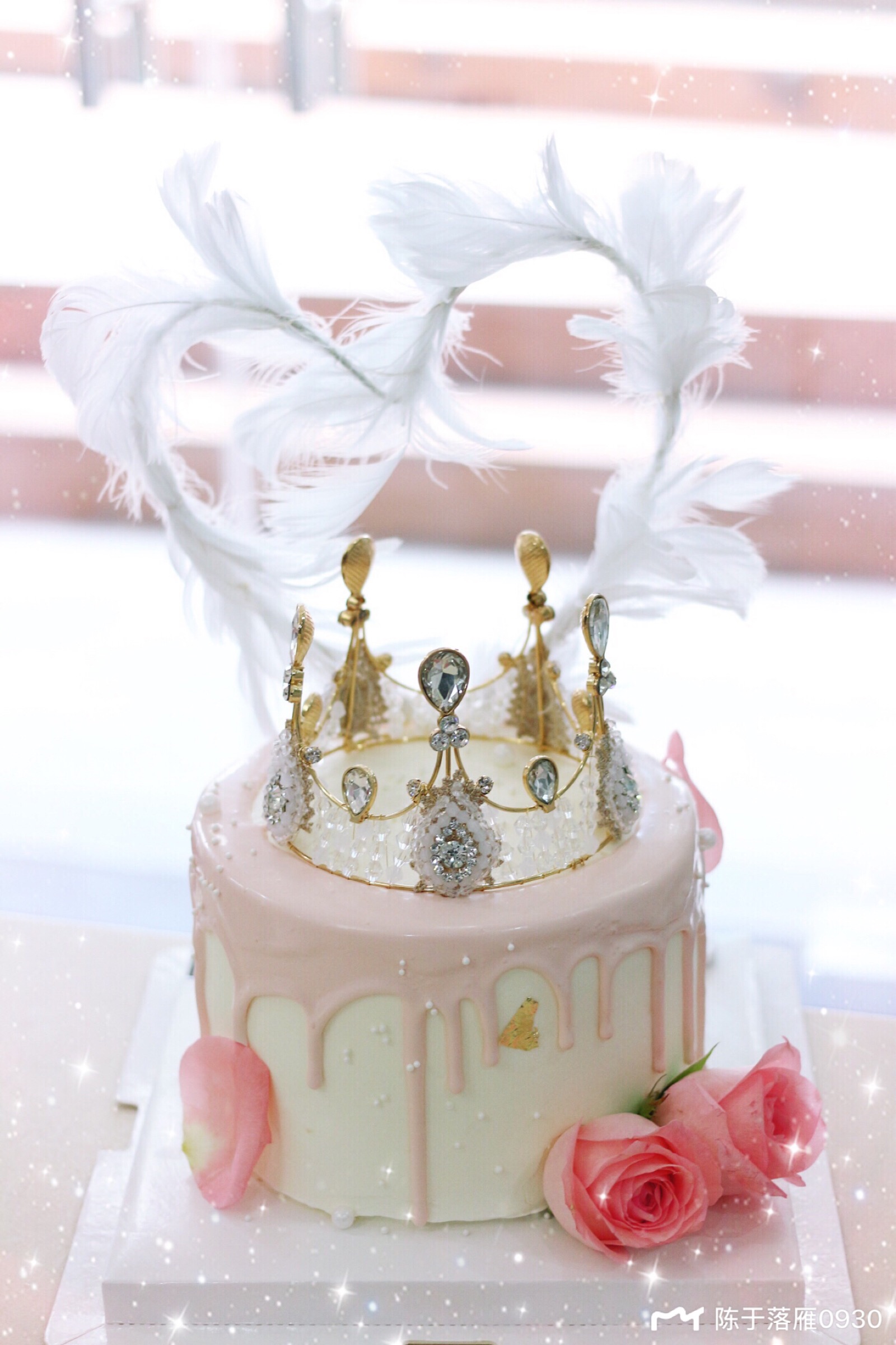 精致的羽毛皇冠蛋糕