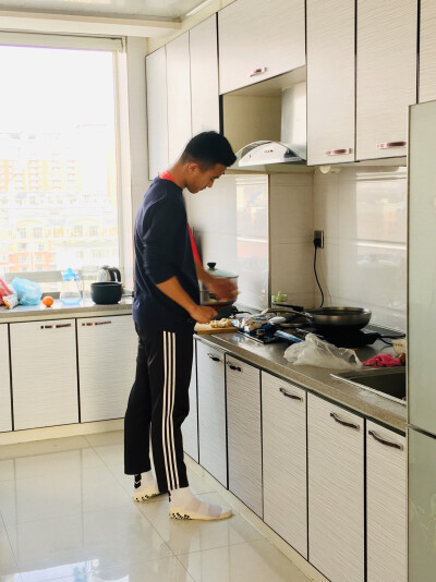 男生在家做菜照片图片