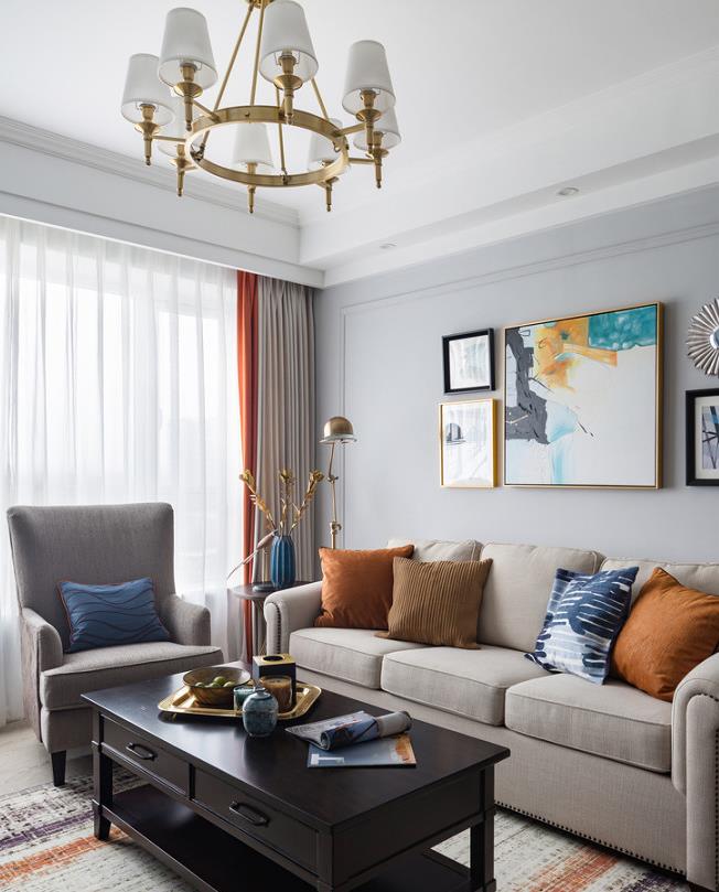 美式客厅风格简洁明快,色调靓丽,在选用色彩搭配时,设计师没有选择