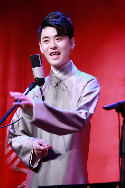 杨九郎银色大褂