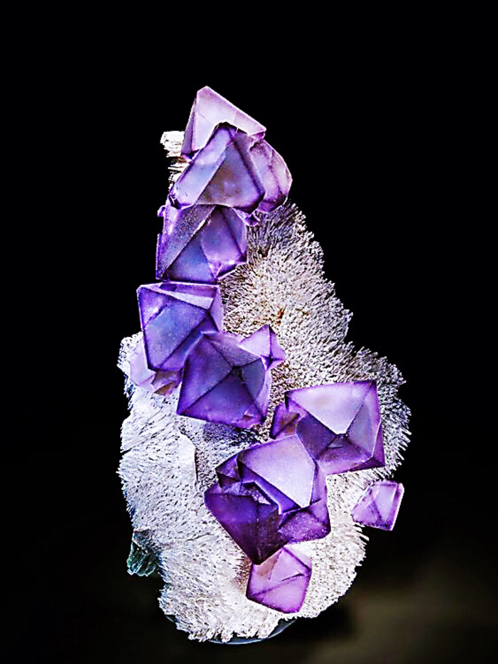 水晶上的紫色萤石 fluorite on quartz 这个晶型太可爱