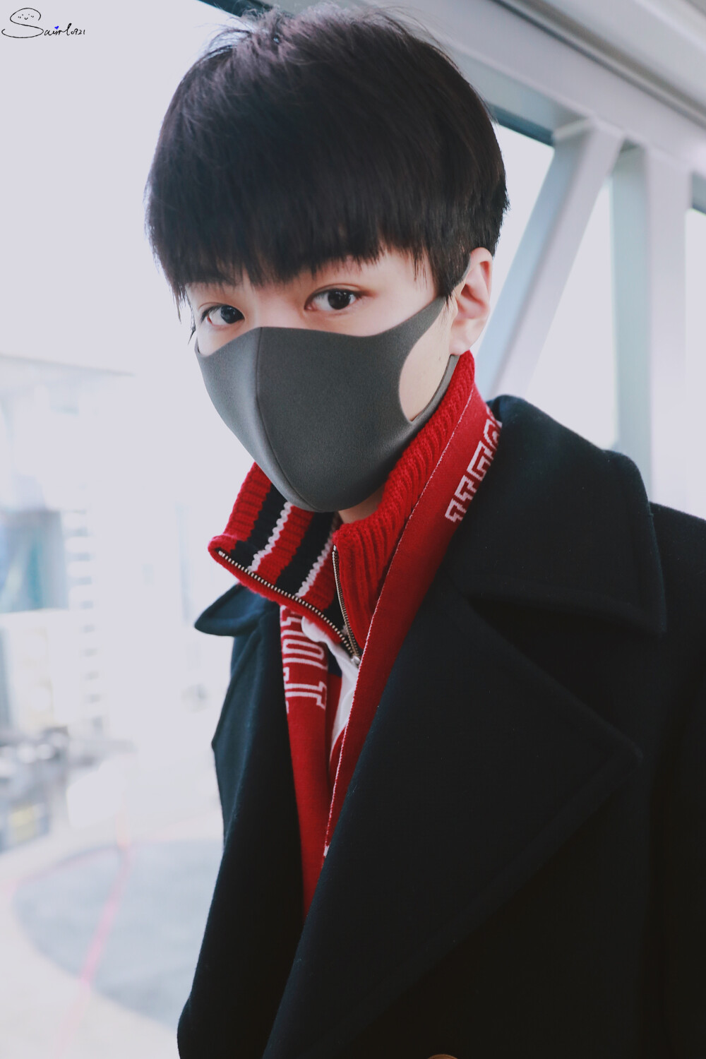 王俊凯20190205北京重庆到达crlogo