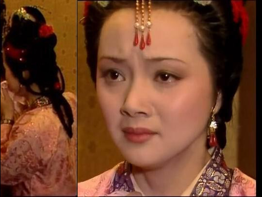 【87版红楼梦】——(薛宝钗)粉红撒花缎镶深紫绣五彩花卉边对襟褙子