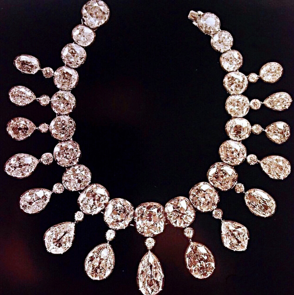 俄罗斯王室婚礼的钻石项链大约重475克拉