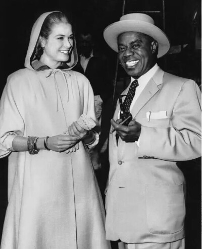 1956年,影星格蕾丝·凯利(grace kelly)与爵士乐手路易斯·阿姆斯特朗