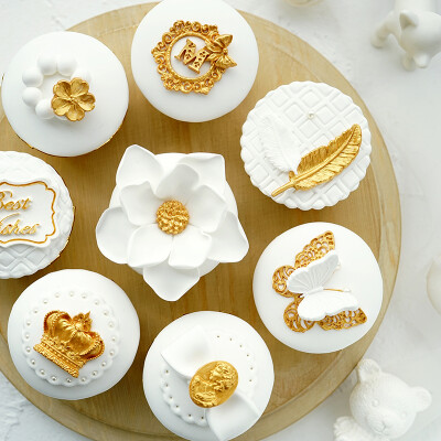 纸杯蛋糕上的装饰糖粒图片