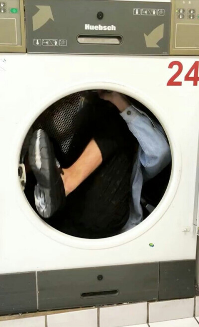 钻洗衣机的林清平图片