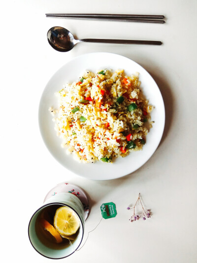 地中海炒饭食材:米饭 胡萝卜 青椒 培根 鸡蛋调料:盐 黑胡椒 罗勒叶