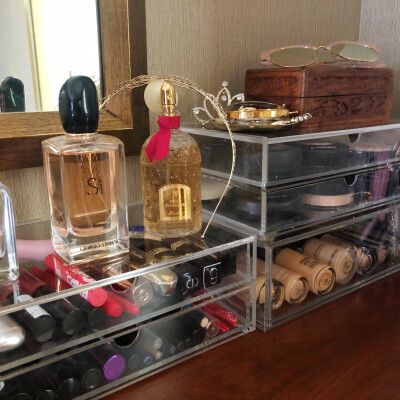 化妆台堆满杂乱的化妆品,瞬间没有心情装扮自己,还在为梳妆台凌乱而