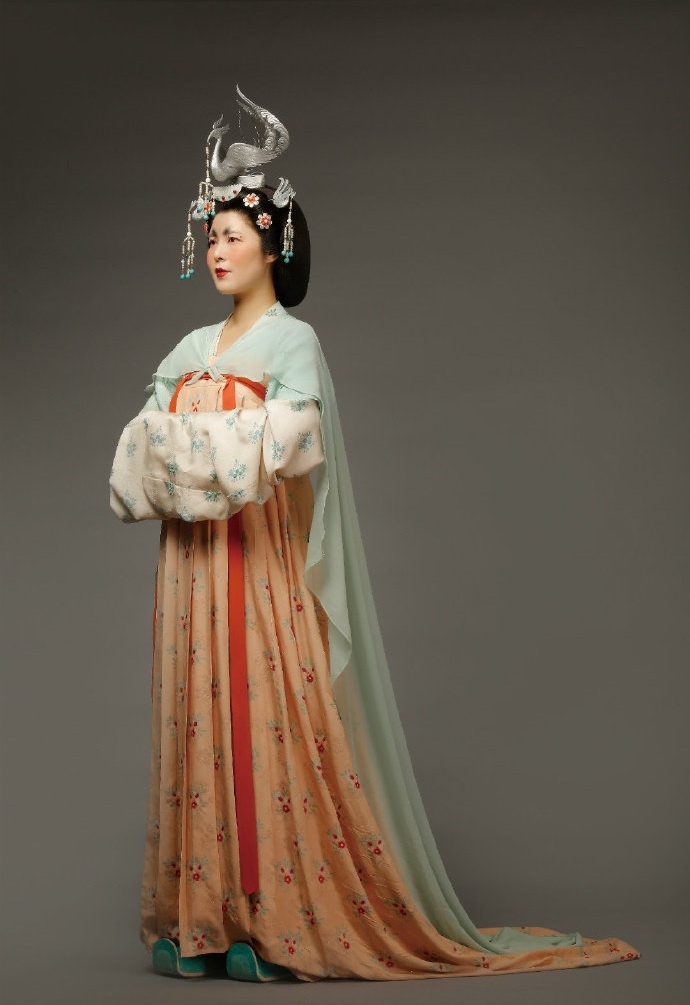 莫高窟盛唐 130 窟壁画《都督夫人礼佛图》,是现存的唐代女性画像中