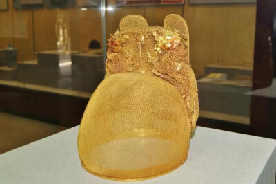 以明代的为例子介绍,万历皇帝金丝冠是在发掘北京市昌平县明代定陵时