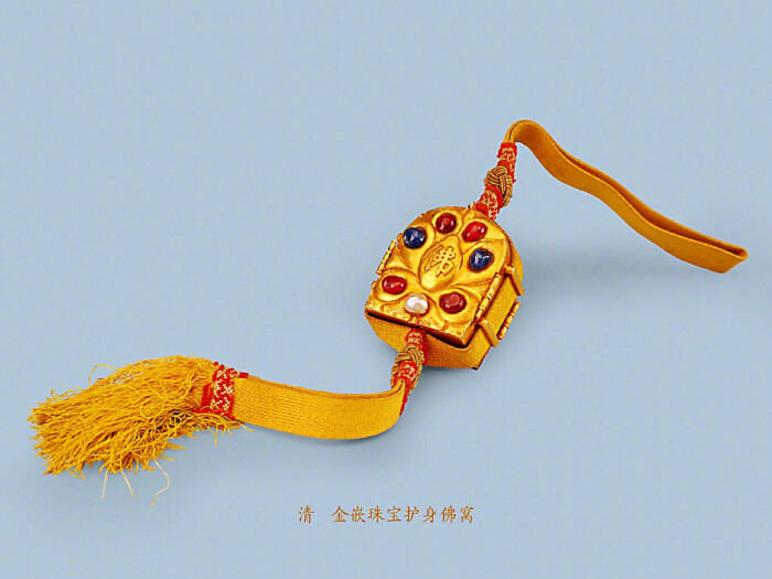 藏族僧俗,为了随时随地礼佛,往往身佩或携带小型佛龛,内供一尊或若干