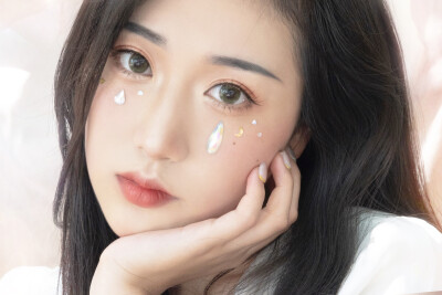 去掉亮片后就是非常适合约会的妆容,整个人在阳光下都粉扑扑的.