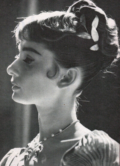 1955年 赫本为《战争与和平》中娜塔莎·罗斯托娃一角做发型测试