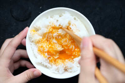 生鸡蛋拌饭