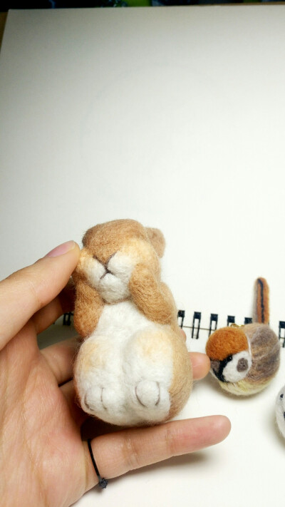 羊毛毡小奶茶兔子摆件