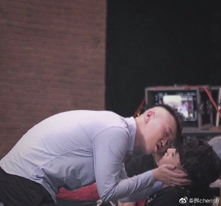 张云雷和杨九郎亲吻图片
