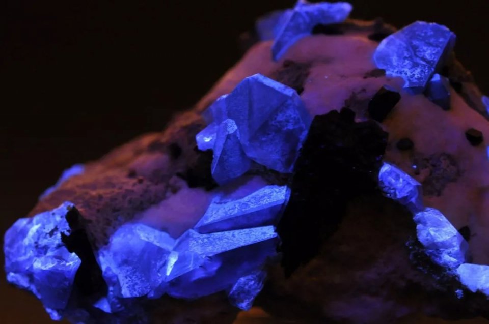 晶体通常呈现出特殊的三角形双锥状,颜色以蓝色为主,深浅不一,也偶见
