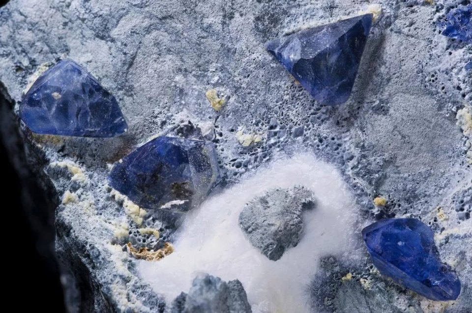 晶体通常呈现出特殊的三角形双锥状,颜色以蓝色为主,深浅不一,也偶见