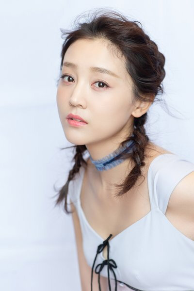 何花,5月19日出生于湖北省十堰市,中国内地女演员,毕业于湖南大学新闻