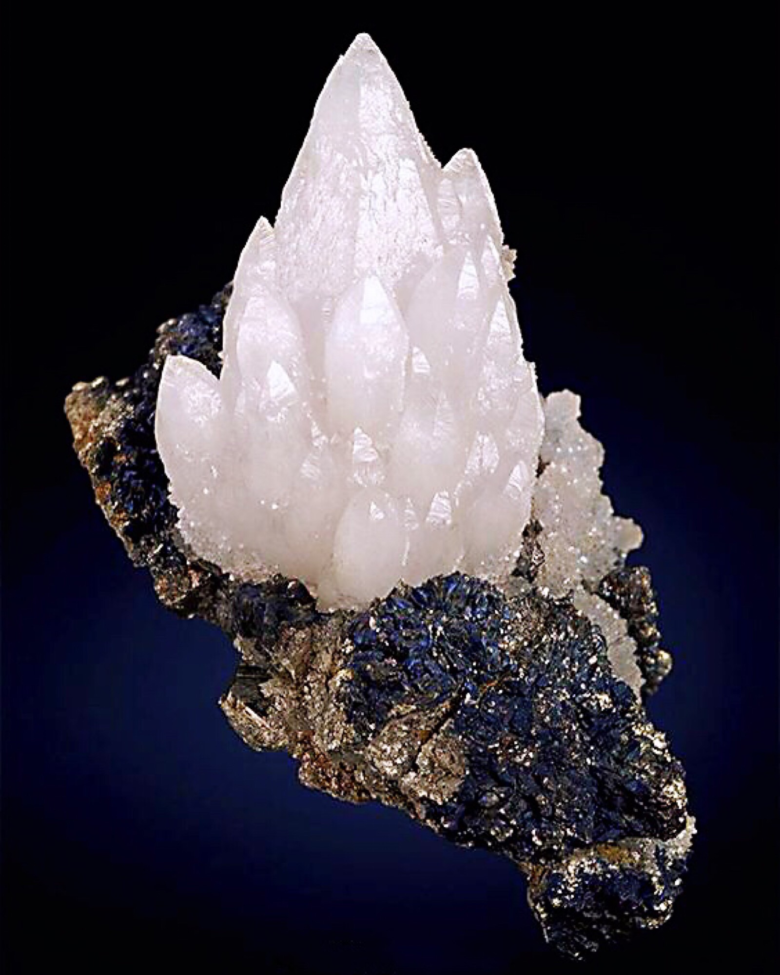 黄铁矿上的水晶簇 quartz with pyrite 6767