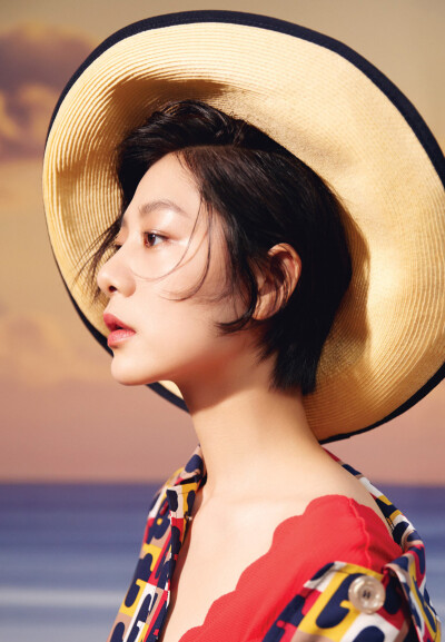 原名王振,出生于江苏省徐州市,毕业于南京财经大学,中国内地女演员