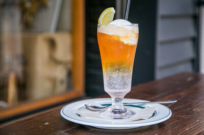 见晴咖啡/アサクサミハラシカフェ>的天蓝奶油苏打和透明柠檬奶油苏打